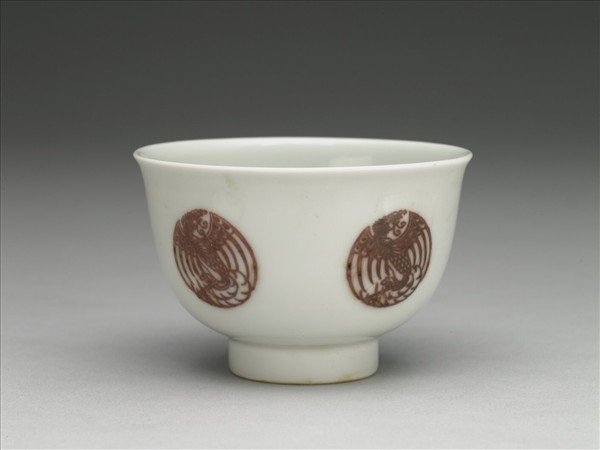 白瓷釉裡紅團鳳紋杯