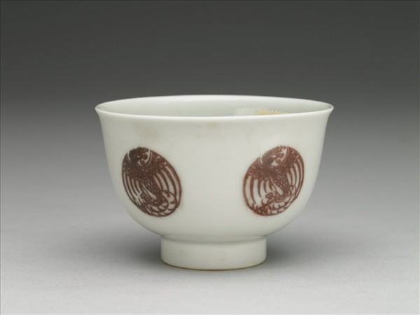 白瓷釉裡紅團鳳紋杯