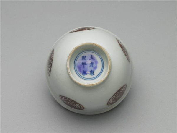 白瓷釉裡紅團鳳紋杯