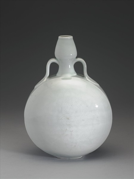 甜白劃花葫蘆形綬帶耳扁壺
