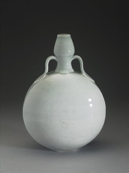 甜白劃花葫蘆形綬帶耳扁壺