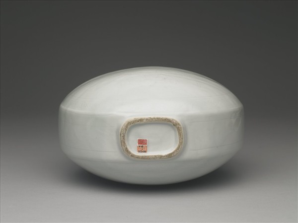 甜白劃花葫蘆形綬帶耳扁壺