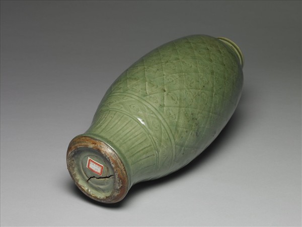 龍泉窯 青瓷劃花斜方格紋橄欖瓶