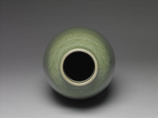 龍泉窯 青瓷劃花斜方格紋橄欖瓶