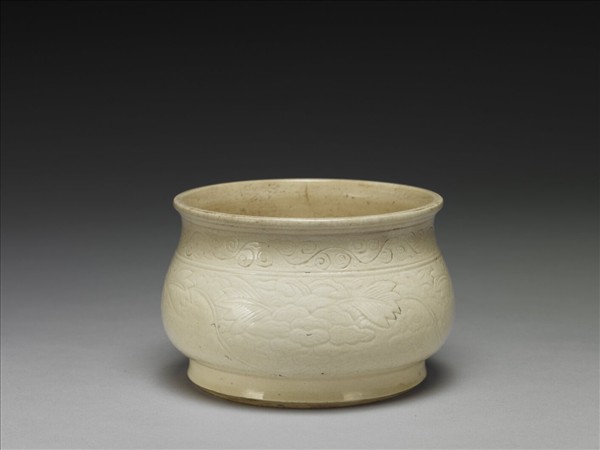 臨川窯 白瓷劃花花卉紋爐