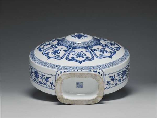 青花八寶紋雙耳扁壺