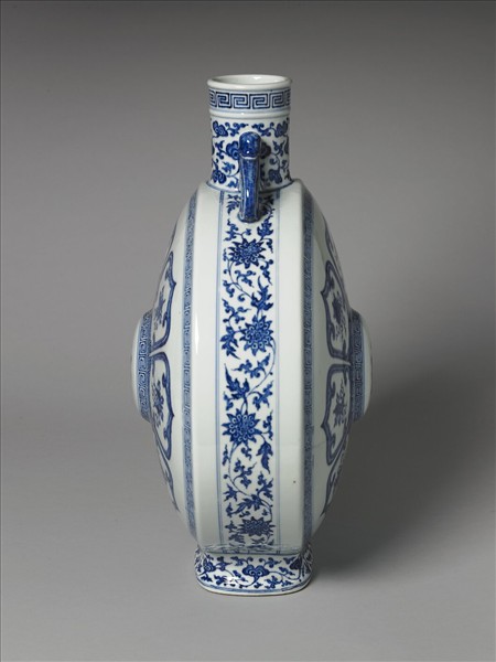 青花八寶紋雙耳扁壺