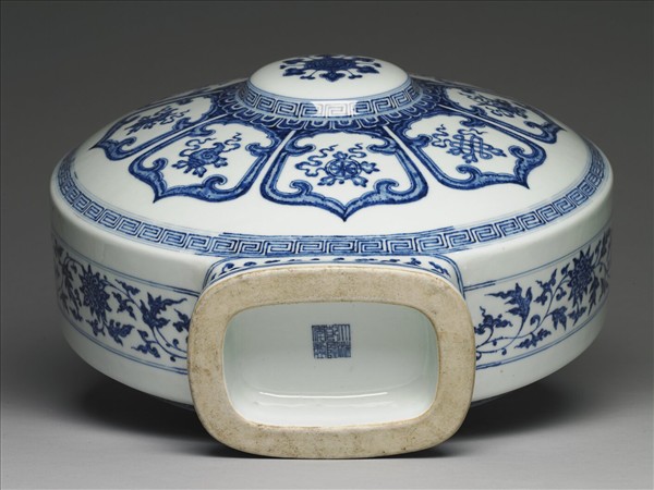 青花八寶紋雙耳扁壺