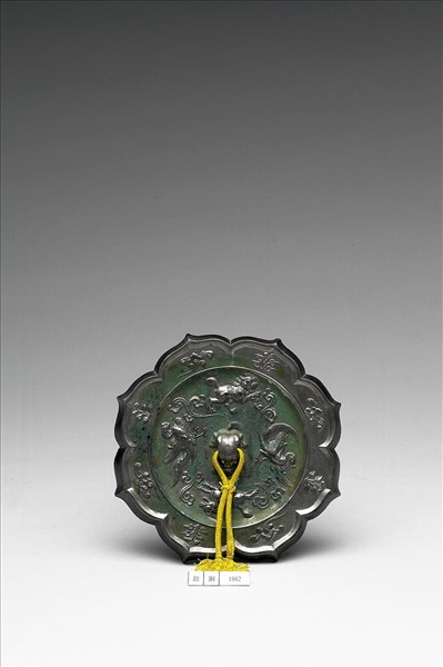 雙鳳瑞獸菱花鏡