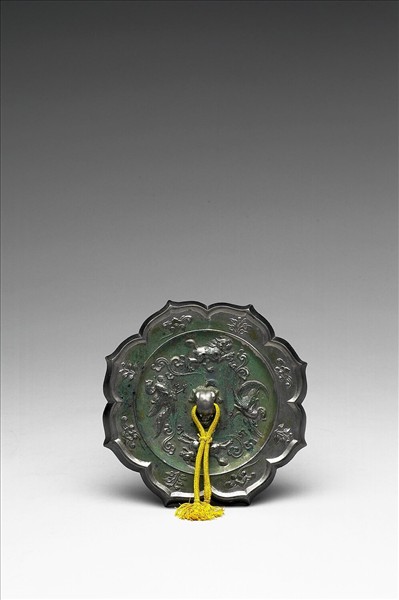 雙鳳瑞獸菱花鏡