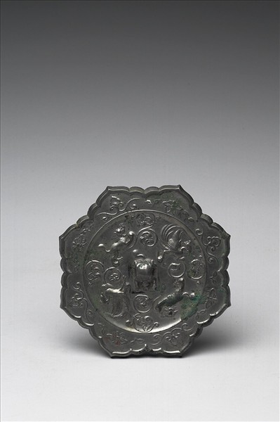 雙鳳瑞獸菱花鏡