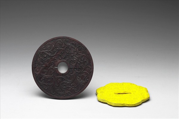 〈寧壽續鑑‧第三十八冊〉鏡匣雕刻木蓋附朱洤〈山水人物〉