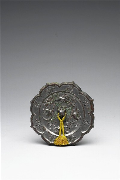 雙鳳瑞獸菱花鏡