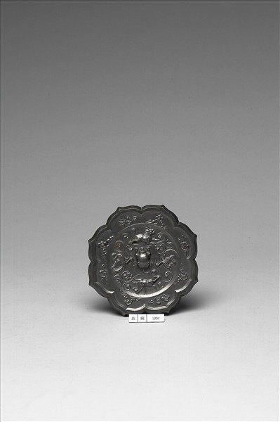 雙鳳瑞獸菱花鏡