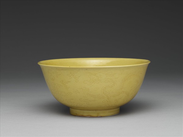 黃釉暗龍紋碗