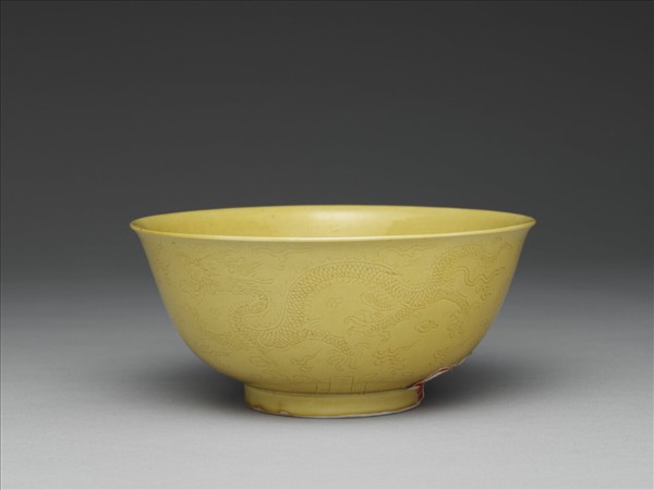黃釉暗龍紋碗