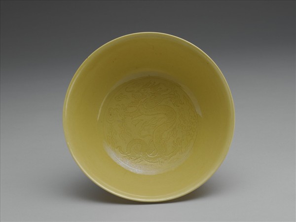 黃釉暗龍紋碗