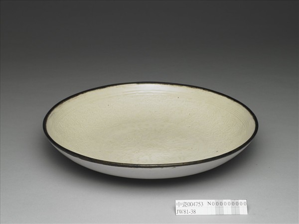 定窯 白瓷印花牡丹蓮荷紋盤