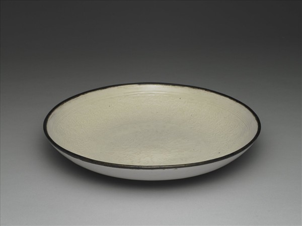 定窯 白瓷印花牡丹蓮荷紋盤