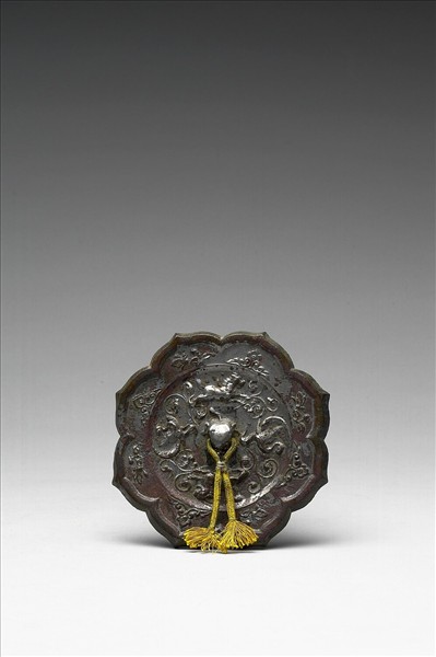 雙鳳瑞獸菱花鏡