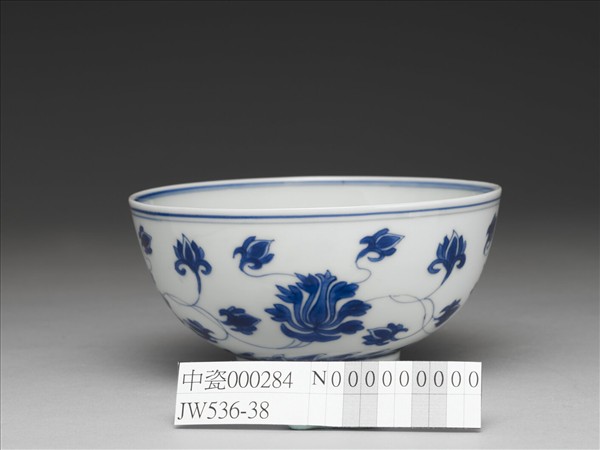青花番蓮紋碗