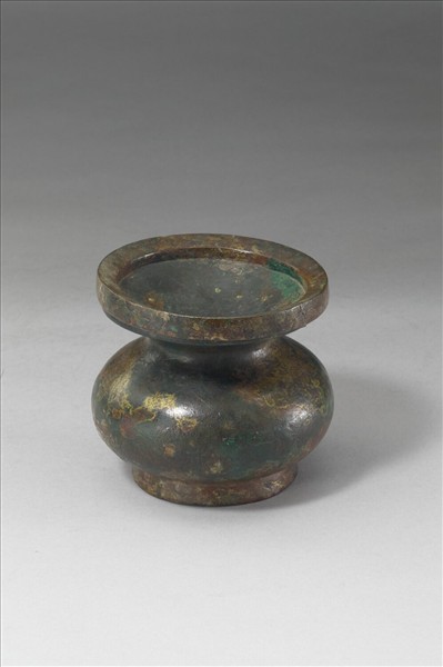 鎏金流雲紋唾壺