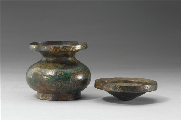 鎏金流雲紋唾壺