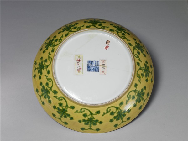 黃釉綠彩花卉紋盤