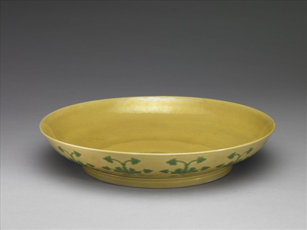 黃釉綠彩花卉紋盤