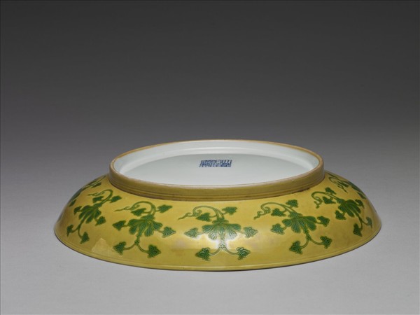 黃釉綠彩花卉紋盤