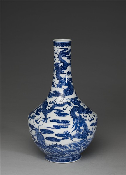 青花白地直口瓶