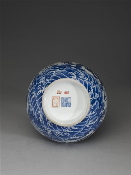 青花白地直口瓶