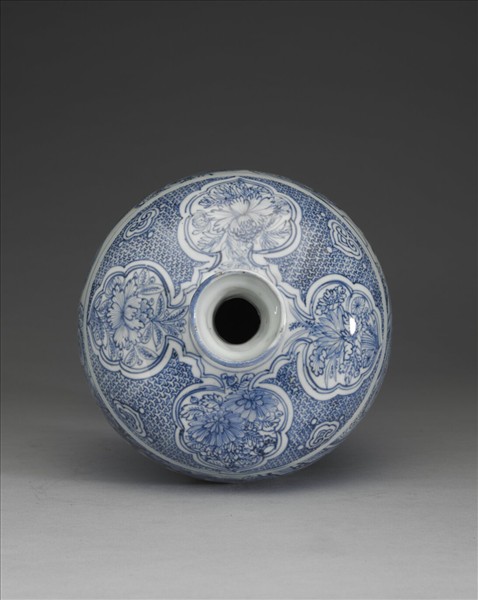 青花雙鹿海馬紋梅瓶