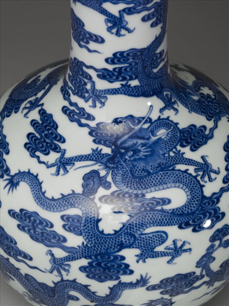 青花九龍紋天球瓶