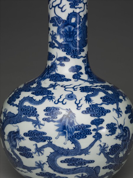 青花九龍紋天球瓶