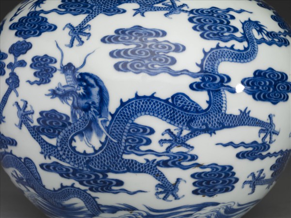 青花九龍紋天球瓶