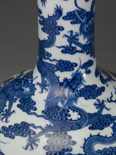 青花九龍紋天球瓶