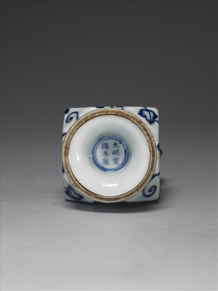 青花牽牛花紋折方瓶