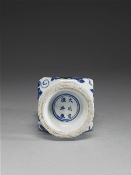 青花牽牛花紋折方瓶