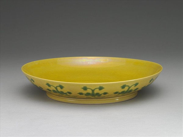 黃釉綠彩花卉紋盤