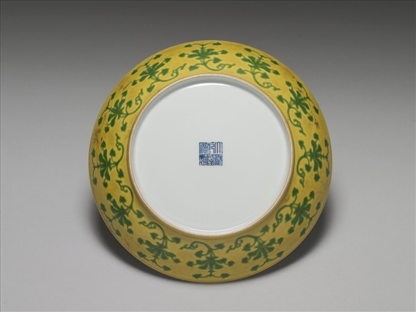 黃釉綠彩花卉紋盤