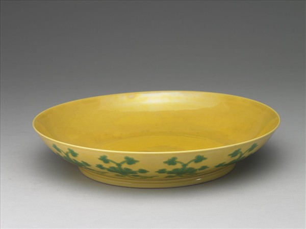 黃釉綠彩花卉紋盤