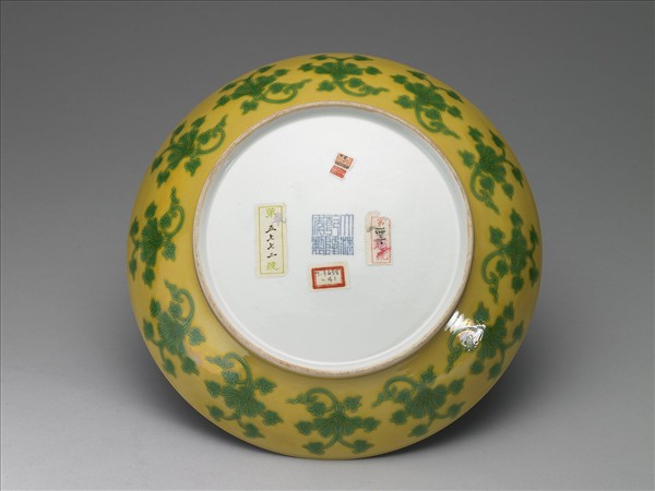 黃釉綠彩花卉紋盤