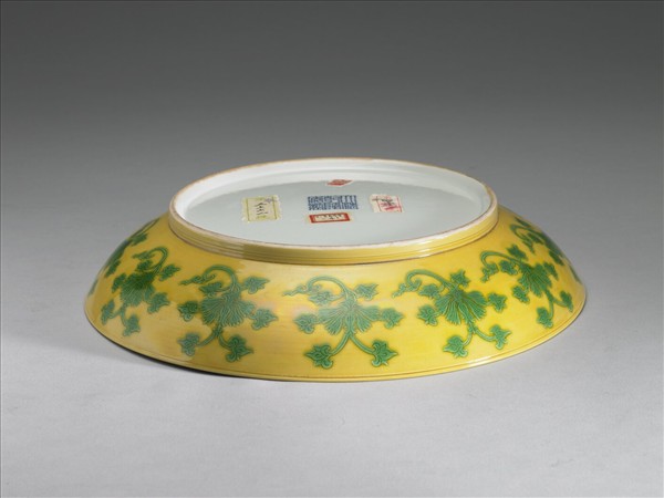黃釉綠彩花卉紋盤