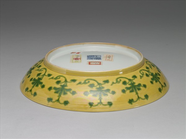 黃釉綠彩花卉紋盤