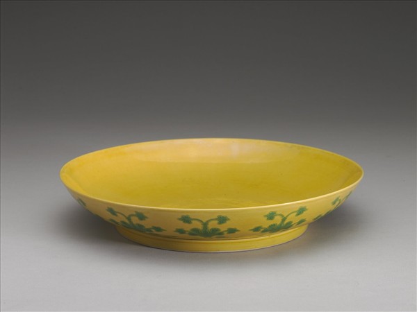 黃釉綠彩花卉紋盤