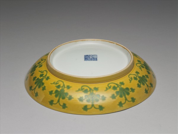 黃釉綠彩花卉紋盤