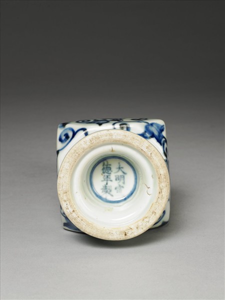 青花牽牛花紋折方瓶