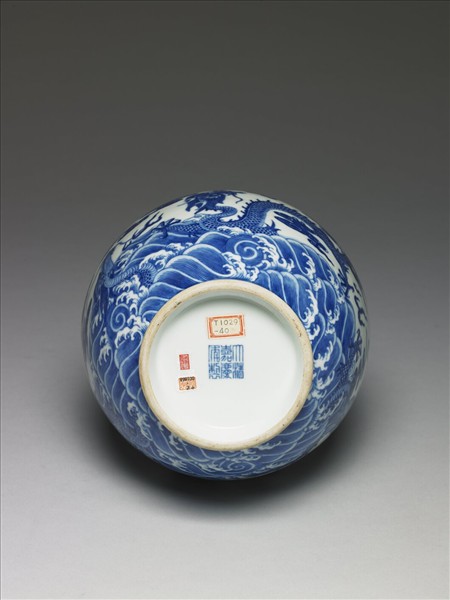 青花白地直口瓶