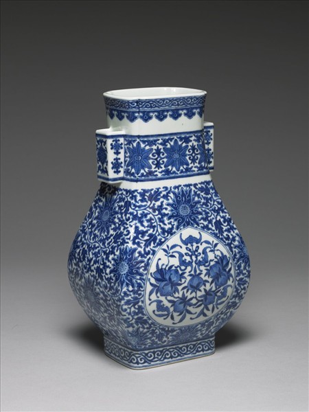 青花福壽紋貫耳瓶